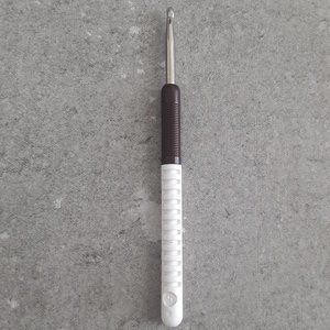 Addi Swing tapered crochet hook